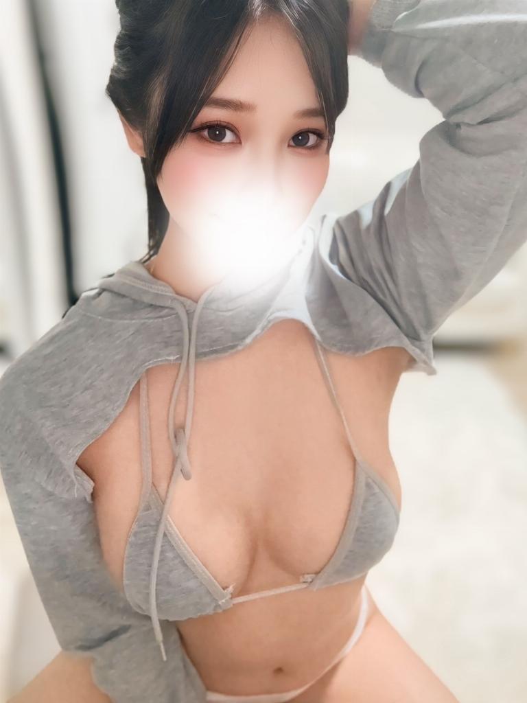 茜みな